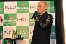 MCとのトークで笑顔を見せるILMARI。