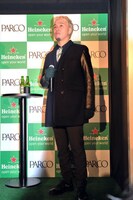 この日のファッションは紳士的なスーツスタイル。