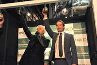 ハイネケンを代表して訪れたドミニク・ユング社長（右）と乾杯の発声をするILMARI（左）。