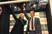 ハイネケンを代表して訪れたドミニク・ユング社長（右）と乾杯の発声をするILMARI（左）。