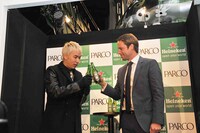 ドミニク・ユング社長（右）と乾杯するILMARI（左）。