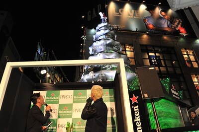 徐々に大きくなっていくバルーンツリーを見上げるILMARI。