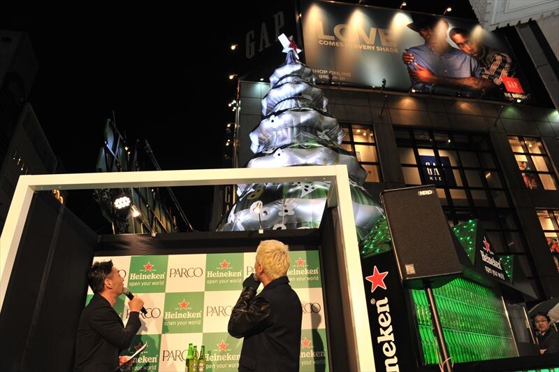 徐々に大きくなっていくバルーンツリーを見上げるILMARI。