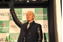 集まった観衆に手を振るILMARI。