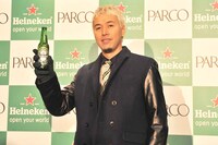 ハイネケンを手にフォトセッションに応じるILMARI。