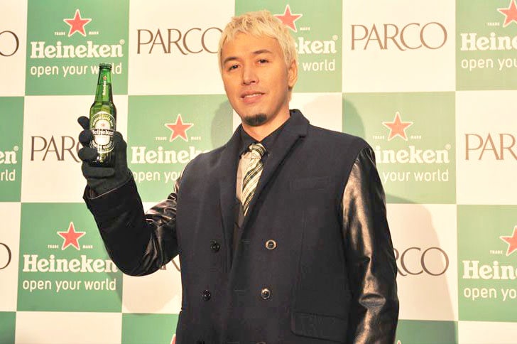 ハイネケンを手にフォトセッションに応じるILMARI。