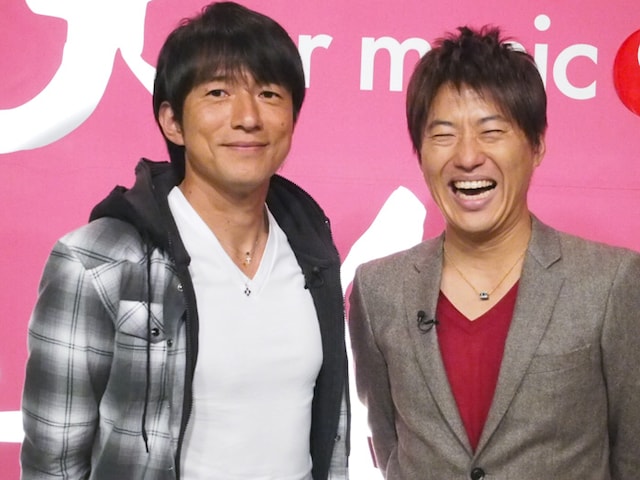 トーク収録後の桜井和寿（写真左）と小渕健太郎（右）。