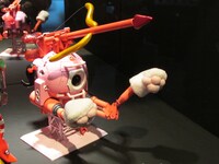 嗣永桃子（Berryz工房）の作品「エンジェルももち風」。嗣永のトレードマークであるももち結びと猫の手が装飾されている。