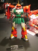 真野恵里菜の作品「クリスマス」は、赤と緑を基調としたクリスマスカラーのザク。