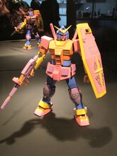 9nineの作品「ガンダム 9nine いっきまーすっ!!!!」。ポップでカラフルなカラーリングは、メンバー1人1人の推し色で構成されている。