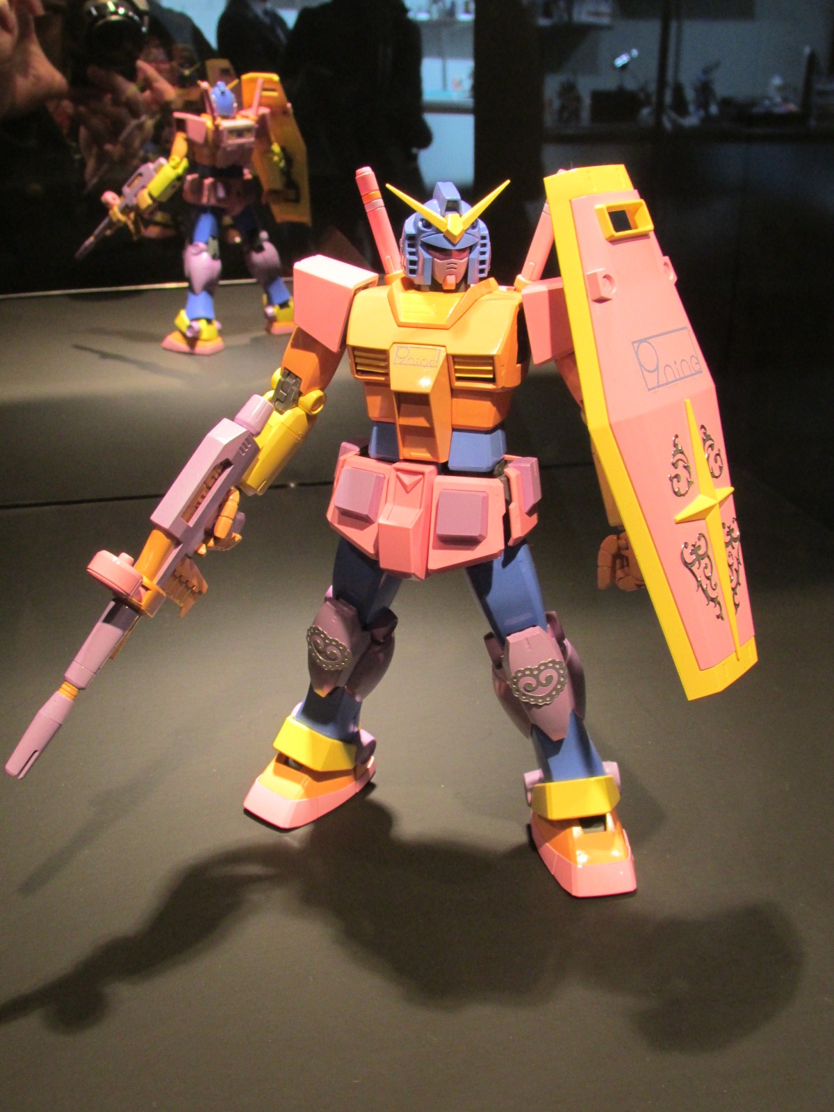 9nineの作品「ガンダム 9nine いっきまーすっ!!!!」。ポップでカラフルなカラーリングは、メンバー1人1人の推し色で構成されている。