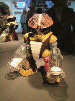 マキシマムザ亮君（マキシマム ザ ホルモン）の作品「マキシマム ザ アッガイ」。両腕に塩、コショウのビン、マスクの部分にのりたまをあしらうという斬新な作品に仕上がっている。