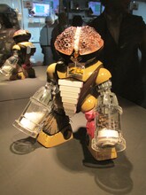 マキシマムザ亮君（マキシマム ザ ホルモン）の作品「マキシマム ザ アッガイ」。両腕に塩、コショウのビン、マスクの部分にのりたまをあしらうという斬新な作品に仕上がっている。