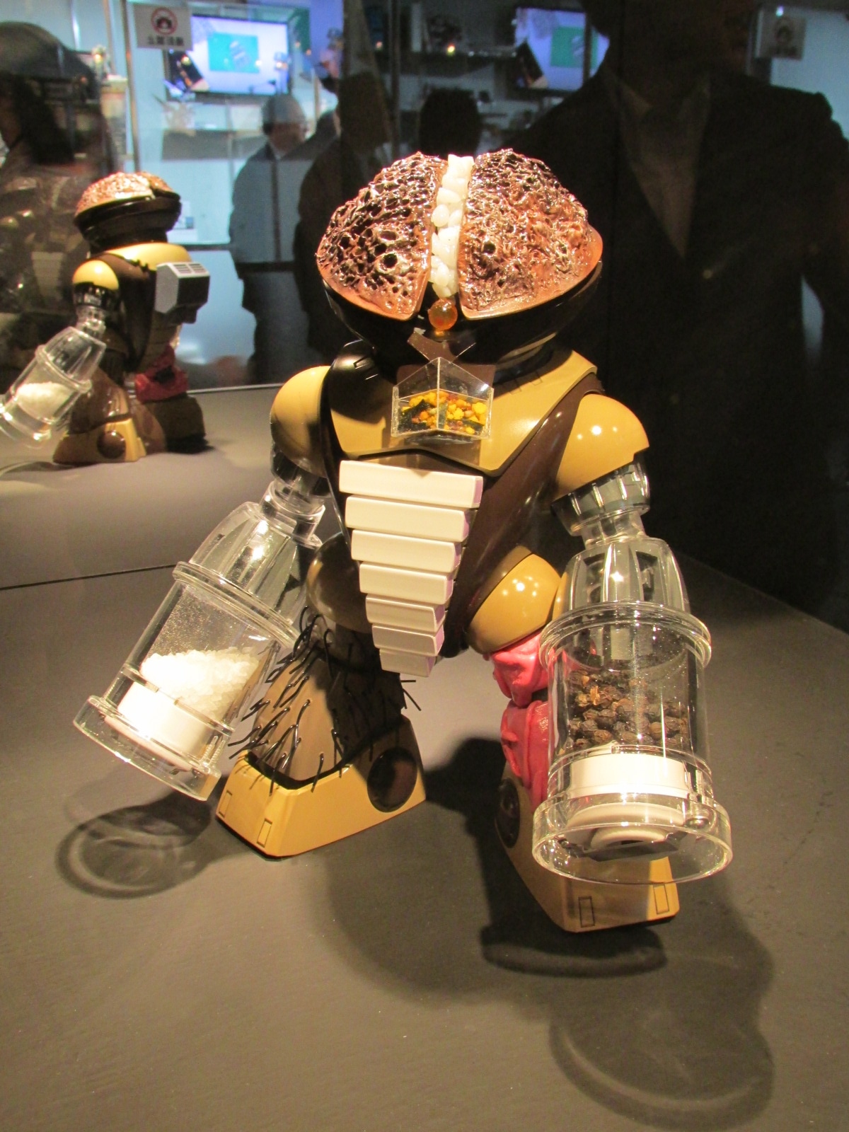 マキシマムザ亮君（マキシマム ザ ホルモン）の作品「マキシマム ザ アッガイ」。両腕に塩、コショウのビン、マスクの部分にのりたまをあしらうという斬新な作品に仕上がっている。