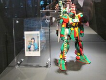 MINZY（2NE1）の作品「MSN-100_Christmas」は、金色に輝くモビルスーツとして有名な百式をクリスマスカラーに仕上げている。