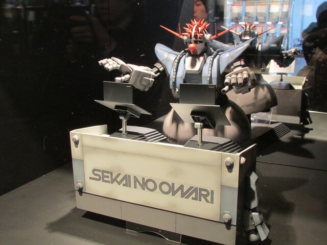 DJ LOVE（SEKAI NO OWARI）の作品「SEKAI NO OWARI DJ LOVE専用ジオング」。自身に見立てたジオングとDJブースがセットになっている。