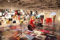 床一面に歴代作品のジャケット写真が敷き詰められている。