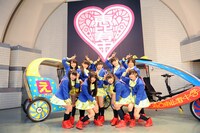 ベロタクシーをステージに乗せての記念撮影。