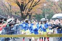 「東京エビ伝」ラストはベロタクシーを降り、メンバー9人がスタッフとともに疾走。ゴールテープの先は代々木公園野外ステージだ。