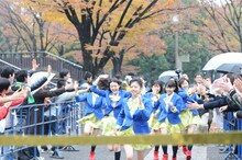 「東京エビ伝」ラストはベロタクシーを降り、メンバー9人がスタッフとともに疾走。ゴールテープの先は代々木公園野外ステージだ。