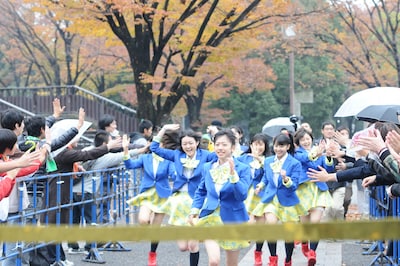 「東京エビ伝」ラストはベロタクシーを降り、メンバー9人がスタッフとともに疾走。ゴールテープの先は代々木公園野外ステージだ。