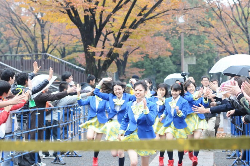 「東京エビ伝」ラストはベロタクシーを降り、メンバー9人がスタッフとともに疾走。ゴールテープの先は代々木公園野外ステージだ。