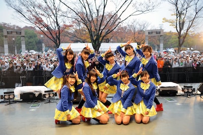 雨の中集まったエビ中ファミリーと記念撮影。