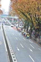 明治通りを走るエビ中ベロタクシー。