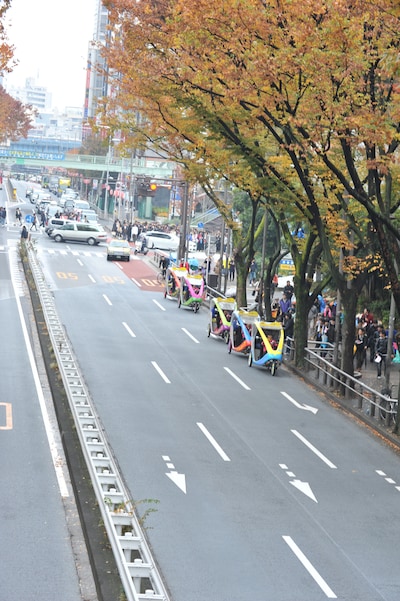 明治通りを走るエビ中ベロタクシー。