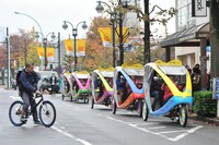 一列に並んで走るベロタクシー。