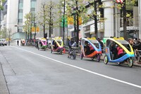 公園通りの坂道を下るベロタクシー。