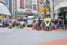 エビ中ファミリーも交通ルールを守りながらベロタクシーと併走。