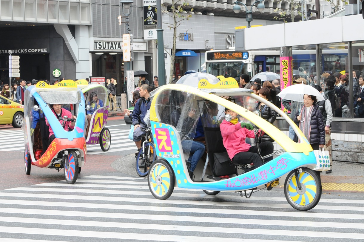 渋谷スクランブル交差点を走るベロタクシー。