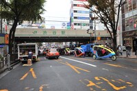 JR山手線高架下を走るベロタクシー。