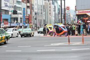 ラフォーレ原宿前の交差点を左折するベロタクシー。