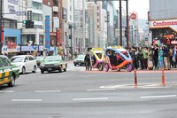 ラフォーレ原宿前の交差点を左折するベロタクシー。