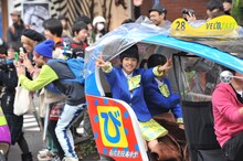 ベロタクシーではメンバーの誰よりも大声でエビ中をアピールした真山りか。カメラに向かってピースサイン。