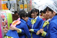 タワーレコード渋谷店前でたわむれるエビ中メンバー。