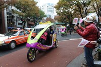 街頭にはエビ中の旗を振って応援するエビ中ファミリーの姿が。