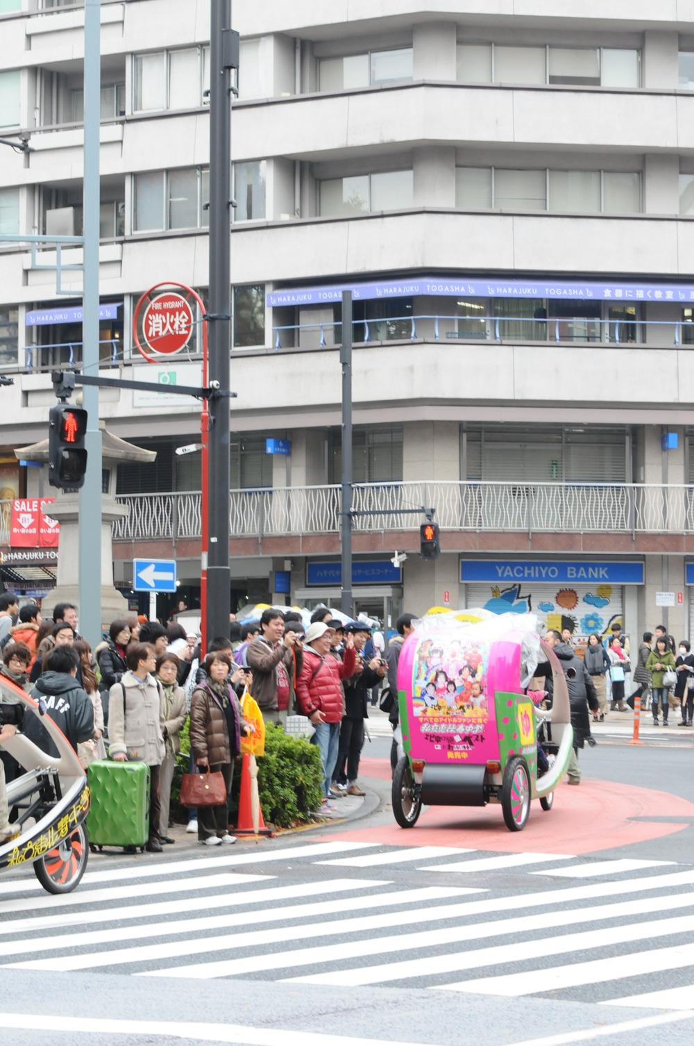 ラフォーレ原宿前を通過するベロタクシー。