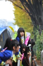 身を乗り出して声をかけ合うエビ中メンバー。