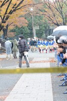 ゴールを目指して全力疾走するエビ中メンバー。