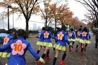 メンバーの背中には出席番号が刻まれた梅のオブジェが。