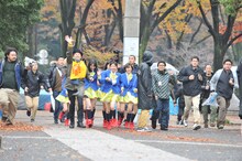 ゴールを目指すエビ中＆スタッフ。