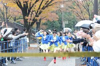 全力疾走するエビ中メンバー。