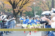 全力疾走するエビ中メンバー。