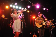 蜜「～eAt me! Tour 2012～“召しませコンサート”『見逃すべからず見届けてっ』」大阪公演の様子。（撮影：井上嘉和）