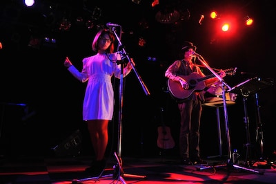 蜜「～eAt me! Tour 2012～“召しませコンサート”『見逃すべからず見届けてっ』」大阪公演の様子。（撮影：井上嘉和）