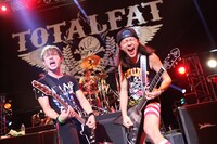 11月23日に行われたTOTALFATのツアーファイナルの模様（撮影：Masanori ［LIVEPHOTOBANK］）。