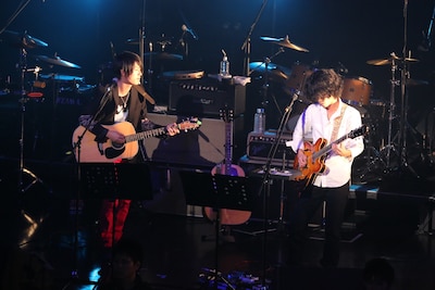「1125（イイニコ）の日ライブ」オープニングを飾った光村龍哉と田中和将のデュエット。（photo by 上飯坂一）